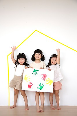 포토 JPG 스튜디오촬영 전신 모양 라이프스타일 여자 어린이라이프 종이 어린이 모션 놀이 부동산 실내 손바닥 서기 미소 들기 사람 동양인 손짓 소녀 앞모습 세명 친구 손들기 귀여움 유치원생 한국인 즐거움 그림 여자만 어린이만 소녀만 집모양 국내포토 손 감정 뷰포인트 컨셉 관계 표정 인종 내부 생활 재산 파일형식