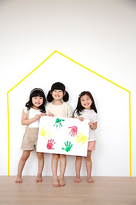 포토 JPG 스튜디오촬영 전신 모양 라이프스타일 여자 어린이라이프 종이 어린이 모션 놀이 부동산 실내 손바닥 서기 미소 들기 사람 동양인 소녀 앞모습 세명 친구 귀여움 유치원생 한국인 즐거움 그림 여자만 어린이만 소녀만 집모양 국내포토 손 감정 뷰포인트 컨셉 관계 표정 인종 내부 생활 재산 파일형식