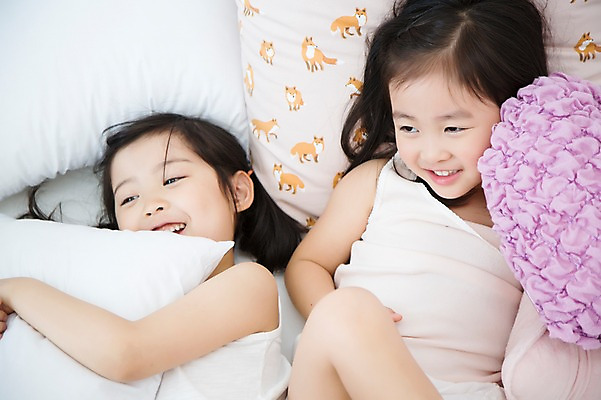 포토 JPG 스튜디오촬영 라이프스타일 여자 어린이라이프 어린이 장난 베개 모션 놀이 휴식 실내 미소 사람 동양인 소녀 상반신 두명 앞모습 친구 눕기 유치원생 침실 한국인 침대 포근함 편안함 여자만 어린이만 소녀만 국내포토 뷰포인트 가구 컨셉 관계 침구 표정 인종 내부 생활 감각 파일형식