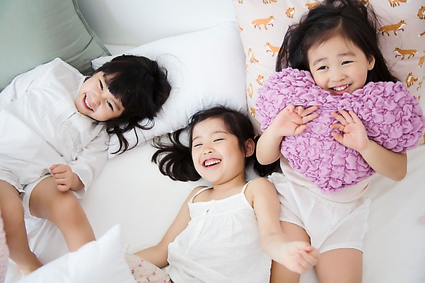 포토 JPG 스튜디오촬영 라이프스타일 여자 어린이라이프 어린이 쿠션 베개 모션 놀이 실내 미소 사람 동양인 소녀 상반신 앞모습 세명 친구 눕기 유치원생 침실 한국인 침대 포근함 편안함 여자만 어린이만 소녀만 국내포토 뷰포인트 가구 관계 침구 표정 인종 내부 생활 감각 파일형식