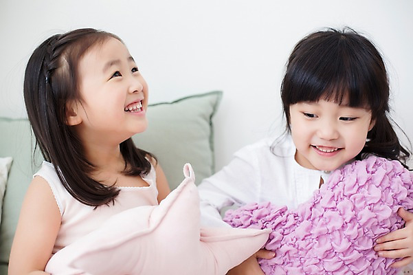 포토 JPG 스튜디오촬영 라이프스타일 여자 어린이라이프 어린이 쿠션 안기 모션 실내 미소 사람 앉기 동양인 소녀 상반신 두명 앞모습 친구 유치원생 한국인 침대 포근함 편안함 여자만 어린이만 소녀만 국내포토 뷰포인트 가구 관계 표정 인종 내부 생활 감각 파일형식