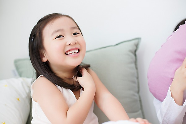 포토 JPG 스튜디오촬영 라이프스타일 여자 어린이라이프 어린이 모션 실내 한명 미소 사람 앉기 동양인 소녀 상반신 앞모습 소파 유치원생 한국인 포근함 편안함 소녀한명만 국내포토 1 뷰포인트 의자 표정 인종 내부 생활 감각 여자한명만 소녀만 파일형식