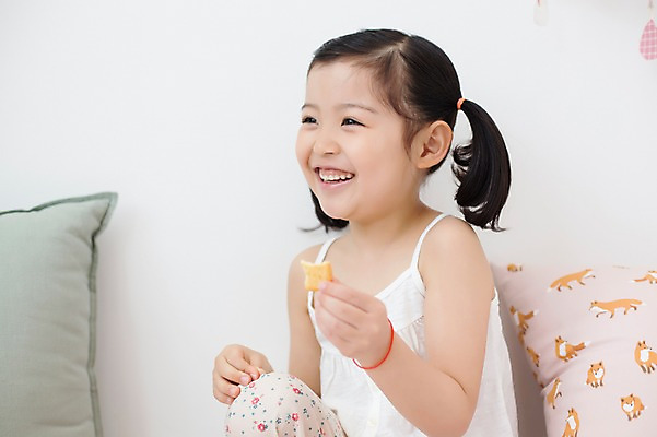 포토 JPG 스튜디오촬영 라이프스타일 응시 여자 어린이라이프 어린이 쿠션 모션 실내 한명 미소 들기 사람 앉기 동양인 소녀 상반신 앞모습 과자 유치원생 한국인 침대 포근함 편안함 소녀한명만 국내포토 1 시선 뷰포인트 가구 디저트 표정 인종 내부 생활 감각 여자한명만 소녀만 파일형식