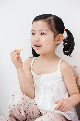 포토 JPG 스튜디오촬영 라이프스타일 응시 여자 어린이라이프 어린이 모션 실내 한명 미소 들기 사람 앉기 동양인 손짓 소녀 상반신 앞모습 과자 유치원생 한국인 침대 포근함 편안함 소녀한명만 국내포토 1 시선 뷰포인트 가구 디저트 표정 인종 내부 생활 감각 여자한명만 소녀만 파일형식