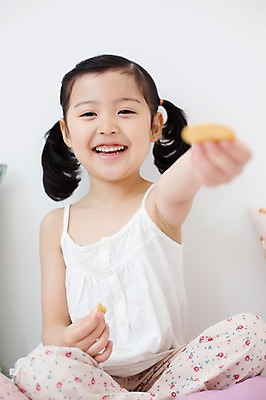 포토 JPG 스튜디오촬영 라이프스타일 여자 어린이라이프 어린이 모션 실내 한명 미소 들기 사람 앉기 동양인 소녀 상반신 앞모습 과자 유치원생 한국인 침대 포근함 편안함 주기 소녀한명만 국내포토 1 뷰포인트 가구 디저트 표정 인종 내부 생활 감각 여자한명만 소녀만 파일형식