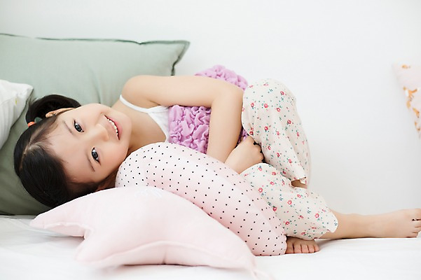 포토 JPG 스튜디오촬영 전신 라이프스타일 여자 어린이라이프 어린이 쿠션 모션 휴식 실내 한명 미소 사람 동양인 소녀 앞모습 눕기 유치원생 한국인 침대 포근함 편안함 소녀한명만 국내포토 1 뷰포인트 가구 컨셉 표정 인종 내부 생활 감각 여자한명만 소녀만 파일형식