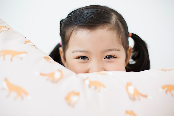 포토 JPG 스튜디오촬영 라이프스타일 여자 어린이라이프 어린이 쿠션 모션 휴식 실내 한명 미소 사람 동양인 소녀 상반신 앞모습 유치원생 한국인 침대 포근함 편안함 소녀한명만 국내포토 1 뷰포인트 가구 컨셉 표정 인종 내부 생활 감각 여자한명만 소녀만 파일형식