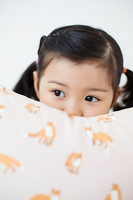 포토 JPG 스튜디오촬영 라이프스타일 응시 여자 어린이라이프 어린이 쿠션 모션 휴식 실내 한명 사람 동양인 소녀 상반신 앞모습 유치원생 한국인 침대 포근함 편안함 소녀한명만 국내포토 1 시선 뷰포인트 가구 컨셉 인종 내부 생활 감각 여자한명만 소녀만 파일형식