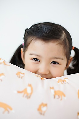 포토 JPG 스튜디오촬영 라이프스타일 응시 여자 어린이라이프 어린이 쿠션 모션 휴식 실내 한명 미소 사람 동양인 소녀 상반신 앞모습 유치원생 한국인 침대 포근함 편안함 소녀한명만 국내포토 1 시선 뷰포인트 가구 컨셉 표정 인종 내부 생활 감각 여자한명만 소녀만 파일형식