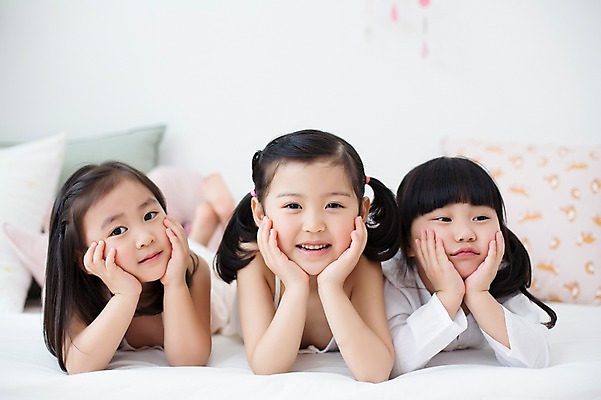 포토 JPG 스튜디오촬영 라이프스타일 여자 어린이라이프 어린이 엎드리기 모션 실내 미소 사람 동양인 소녀 상반신 앞모습 세명 친구 턱괴기 유치원생 한국인 침대 포근함 편안함 여자만 어린이만 소녀만 국내포토 뷰포인트 가구 관계 표정 인종 내부 생활 감각 파일형식