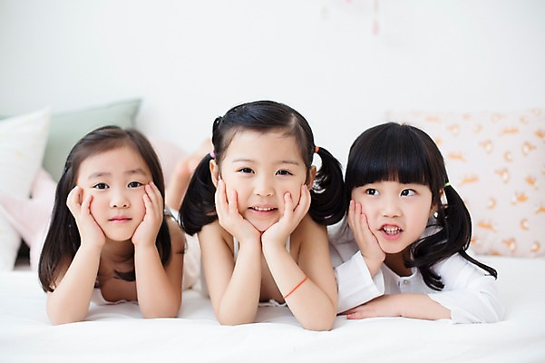 포토 JPG 스튜디오촬영 전신 라이프스타일 여자 어린이라이프 어린이 엎드리기 모션 휴식 실내 미소 사람 동양인 소녀 앞모습 세명 친구 턱괴기 유치원생 한국인 침대 포근함 편안함 여자만 어린이만 소녀만 국내포토 뷰포인트 가구 컨셉 관계 표정 인종 내부 생활 감각 파일형식