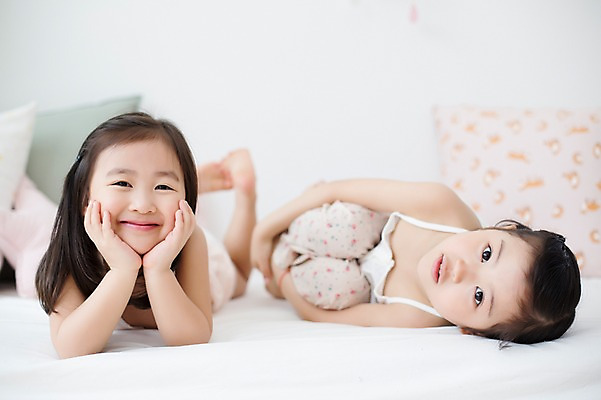 포토 JPG 스튜디오촬영 전신 라이프스타일 여자 어린이라이프 어린이 엎드리기 모션 휴식 실내 미소 사람 동양인 소녀 두명 앞모습 친구 눕기 턱괴기 유치원생 한국인 침대 포근함 편안함 여자만 어린이만 소녀만 국내포토 뷰포인트 가구 컨셉 관계 표정 인종 내부 생활 감각 파일형식