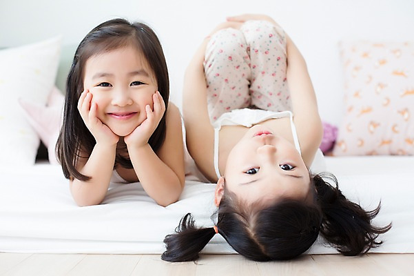 포토 JPG 스튜디오촬영 전신 라이프스타일 여자 어린이라이프 어린이 엎드리기 장난 모션 휴식 실내 미소 사람 동양인 소녀 두명 앞모습 친구 눕기 턱괴기 유치원생 한국인 침대 포근함 편안함 여자만 어린이만 소녀만 국내포토 뷰포인트 가구 컨셉 관계 표정 인종 내부 생활 감각 파일형식