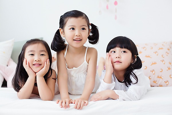 포토 JPG 스튜디오촬영 라이프스타일 응시 여자 어린이라이프 어린이 엎드리기 모션 휴식 실내 사람 동양인 소녀 상반신 앞모습 세명 친구 턱괴기 유치원생 한국인 침대 포근함 편안함 여자만 어린이만 소녀만 국내포토 시선 뷰포인트 가구 컨셉 관계 인종 내부 생활 감각 파일형식