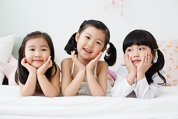 포토 JPG 스튜디오촬영 전신 라이프스타일 여자 어린이라이프 어린이 엎드리기 모션 휴식 실내 미소 사람 동양인 손짓 소녀 앞모습 세명 친구 턱괴기 유치원생 한국인 침대 포근함 편안함 여자만 어린이만 소녀만 국내포토 뷰포인트 가구 컨셉 관계 표정 인종 내부 생활 감각 파일형식