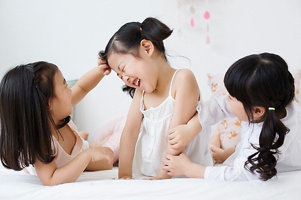 포토 JPG 스튜디오촬영 전신 라이프스타일 여자 어린이라이프 어린이 엎드리기 장난 모션 놀이 실내 사람 동양인 손짓 소녀 앞모습 세명 친구 유치원생 한국인 침대 포근함 편안함 여자만 어린이만 소녀만 국내포토 뷰포인트 가구 관계 인종 내부 생활 감각 파일형식