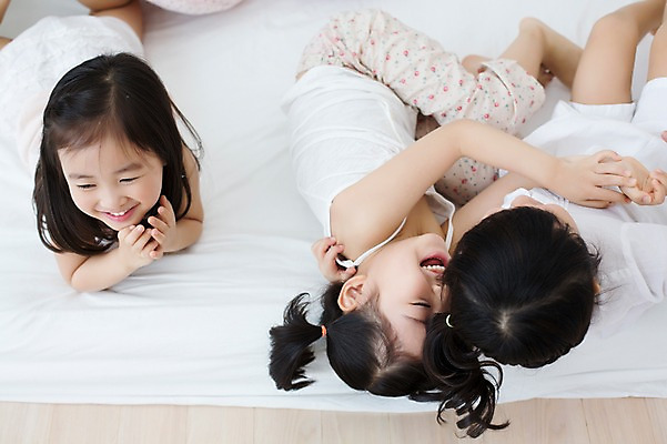 포토 JPG 스튜디오촬영 전신 라이프스타일 여자 어린이라이프 어린이 장난 모션 놀이 실내 미소 사람 동양인 소녀 앞모습 세명 친구 눕기 귀여움 유치원생 한국인 즐거움 여자만 어린이만 소녀만 국내포토 감정 뷰포인트 컨셉 관계 표정 인종 내부 생활 파일형식