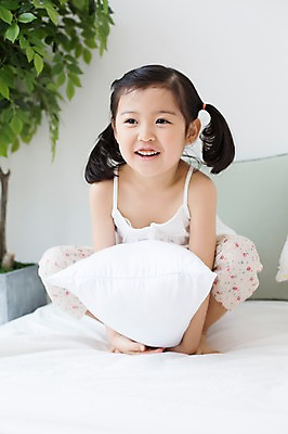 포토 JPG 스튜디오촬영 전신 라이프스타일 응시 여자 어린이라이프 어린이 쿠션 모션 휴식 실내 한명 미소 사람 앉기 동양인 소녀 앞모습 유치원생 한국인 침대 포근함 편안함 소녀한명만 국내포토 1 시선 뷰포인트 가구 컨셉 표정 인종 내부 생활 감각 여자한명만 소녀만 파일형식