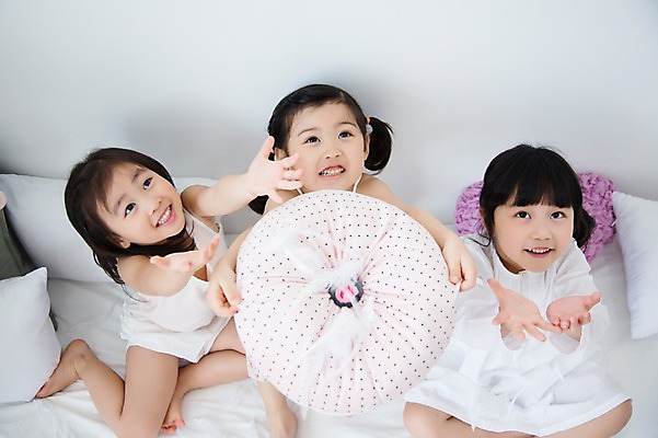 포토 JPG 스튜디오촬영 전신 라이프스타일 여자 어린이라이프 어린이 모션 놀이 실내 미소 들기 사람 앉기 동양인 손짓 소녀 앞모습 세명 친구 장난감 유치원생 한국인 올려보기 침대 포근함 편안함 여자만 어린이만 소녀만 국내포토 뷰포인트 가구 관계 표정 인종 내부 생활 감각 파일형식