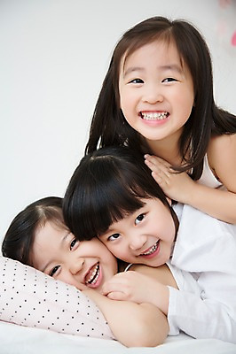 포토 JPG 스튜디오촬영 라이프스타일 여자 어린이라이프 어린이 엎드리기 쿠션 장난 모션 놀이 휴식 실내 미소 사람 동양인 소녀 상반신 앞모습 세명 유치원생 한국인 침대 포근함 편안함 여자만 어린이만 소녀만 국내포토 뷰포인트 가구 컨셉 표정 인종 내부 생활 감각 파일형식