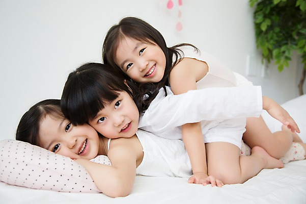 포토 JPG 스튜디오촬영 전신 라이프스타일 여자 어린이라이프 어린이 엎드리기 장난 모션 놀이 휴식 실내 미소 사람 동양인 소녀 옆모습 세명 친구 유치원생 한국인 침대 포근함 편안함 여자만 어린이만 소녀만 국내포토 뷰포인트 가구 컨셉 관계 표정 인종 내부 생활 감각 파일형식