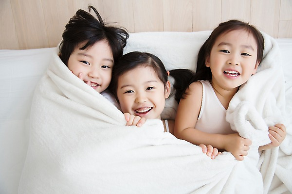 포토 JPG 스튜디오촬영 라이프스타일 여자 어린이라이프 어린이 장난 모션 놀이 휴식 실내 미소 사람 동양인 소녀 상반신 앞모습 세명 친구 눕기 유치원생 침실 이불 한국인 침대 포근함 편안함 여자만 어린이만 소녀만 국내포토 뷰포인트 가구 컨셉 관계 침구 표정 인종 내부 생활 감각 파일형식