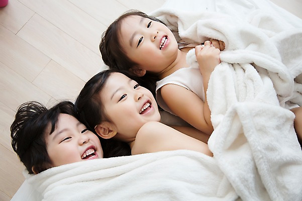 포토 JPG 스튜디오촬영 라이프스타일 여자 어린이라이프 어린이 장난 모션 놀이 휴식 실내 미소 사람 동양인 소녀 상반신 앞모습 세명 친구 눕기 유치원생 침실 이불 한국인 침대 포근함 편안함 여자만 어린이만 소녀만 국내포토 뷰포인트 가구 컨셉 관계 침구 표정 인종 내부 생활 감각 파일형식