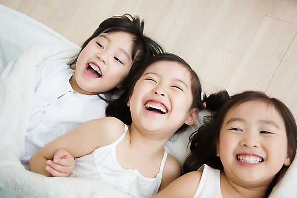 포토 JPG 스튜디오촬영 라이프스타일 여자 어린이라이프 어린이 모션 휴식 실내 미소 사람 동양인 소녀 상반신 앞모습 세명 친구 눕기 유치원생 침실 한국인 침대 포근함 편안함 여자만 어린이만 소녀만 국내포토 뷰포인트 가구 컨셉 관계 표정 인종 내부 생활 감각 파일형식