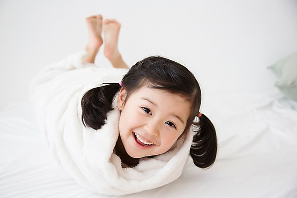 포토 JPG 스튜디오촬영 전신 라이프스타일 여자 어린이라이프 어린이 엎드리기 장난 모션 놀이 실내 한명 미소 사람 동양인 소녀 앞모습 유치원생 침실 한국인 침대 포근함 편안함 소녀한명만 국내포토 1 뷰포인트 가구 표정 인종 내부 생활 감각 여자한명만 소녀만 파일형식