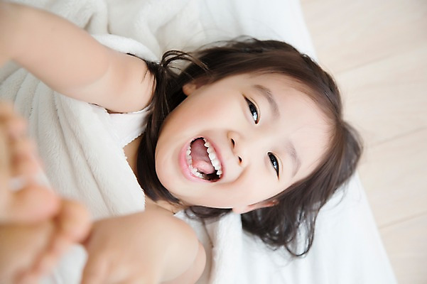 포토 JPG 스튜디오촬영 전신 라이프스타일 여자 어린이라이프 어린이 장난 모션 놀이 실내 한명 미소 사람 동양인 소녀 앞모습 눕기 유치원생 침실 이불 한국인 침대 포근함 편안함 소녀한명만 국내포토 1 뷰포인트 가구 침구 표정 인종 내부 생활 감각 여자한명만 소녀만 파일형식