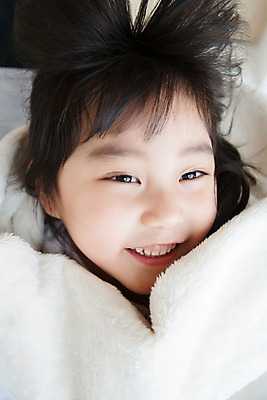 포토 JPG 스튜디오촬영 라이프스타일 여자 어린이라이프 어린이 장난 모션 놀이 휴식 실내 한명 미소 사람 동양인 소녀 상반신 앞모습 눕기 유치원생 침실 이불 한국인 침대 포근함 편안함 소녀한명만 국내포토 1 뷰포인트 가구 컨셉 침구 표정 인종 내부 생활 감각 여자한명만 소녀만 파일형식