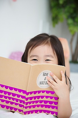 포토 JPG 스튜디오촬영 전신 라이프스타일 여자 어린이라이프 어린이 엎드리기 모션 휴식 실내 한명 미소 들기 사람 동양인 소녀 앞모습 다이어리 유치원생 침실 한국인 침대 포근함 편안함 소녀한명만 국내포토 1 뷰포인트 가구 컨셉 표정 인종 내부 생활 사무용품 감각 여자한명만 소녀만 파일형식