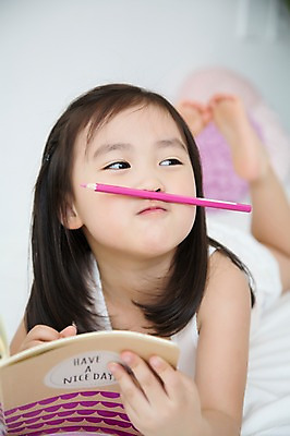 포토 JPG 스튜디오촬영 전신 라이프스타일 응시 여자 어린이라이프 어린이 엎드리기 장난 모션 색연필 실내 한명 미소 들기 사람 동양인 소녀 앞모습 다이어리 유치원생 침실 한국인 침대 포근함 편안함 소녀한명만 국내포토 1 시선 뷰포인트 가구 학용품 표정 인종 내부 생활 사무용품 감각 여자한명만 소녀만 파일형식