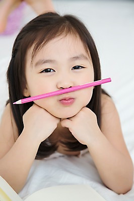 포토 JPG 스튜디오촬영 전신 라이프스타일 여자 어린이라이프 어린이 엎드리기 모션 놀이 색연필 실내 한명 미소 사람 동양인 소녀 앞모습 귀여움 턱괴기 유치원생 한국인 즐거움 소녀한명만 국내포토 1 감정 뷰포인트 컨셉 학용품 표정 인종 내부 생활 여자한명만 소녀만 파일형식