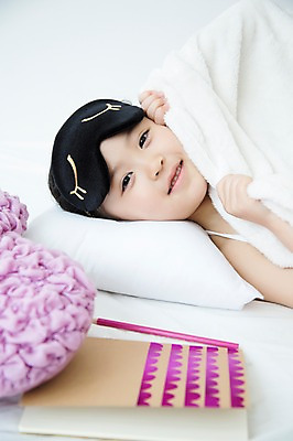 포토 JPG 스튜디오촬영 라이프스타일 여자 어린이라이프 어린이 베개 모션 휴식 색연필 실내 한명 미소 사람 동양인 소녀 상반신 앞모습 눕기 다이어리 유치원생 침실 이불 한국인 침대 포근함 편안함 안대 소녀한명만 국내포토 1 뷰포인트 가구 컨셉 침구 학용품 표정 인종 내부 생활 사무용품 감각 여자한명만 소녀만 파일형식