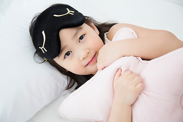 포토 JPG 스튜디오촬영 라이프스타일 여자 어린이라이프 어린이 쿠션 베개 모션 휴식 실내 한명 미소 사람 동양인 소녀 상반신 앞모습 눕기 유치원생 침실 한국인 침대 포근함 편안함 안대 소녀한명만 국내포토 1 뷰포인트 가구 컨셉 침구 표정 인종 내부 생활 감각 여자한명만 소녀만 파일형식