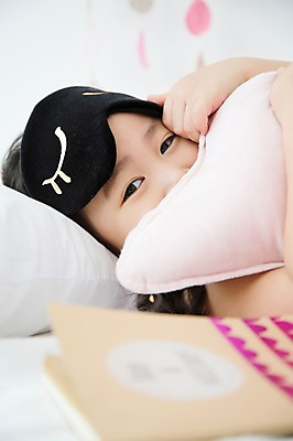 포토 JPG 스튜디오촬영 라이프스타일 여자 어린이라이프 어린이 쿠션 모션 휴식 실내 한명 미소 사람 동양인 소녀 상반신 앞모습 눕기 다이어리 유치원생 한국인 침대 포근함 편안함 안대 소녀한명만 국내포토 1 뷰포인트 가구 컨셉 표정 인종 내부 생활 사무용품 감각 여자한명만 소녀만 파일형식