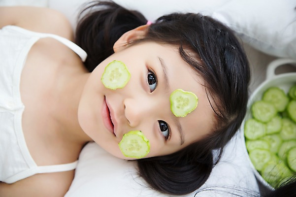 포토 JPG 스튜디오촬영 라이프스타일 여자 어린이라이프 어린이 모션 휴식 오이 실내 한명 미소 사람 동양인 소녀 상반신 앞모습 눕기 뷰티 유치원생 침실 한국인 침대 포근함 편안함 오이팩 소녀한명만 국내포토 1 뷰포인트 가구 컨셉 채소 표정 인종 내부 생활 감각 팩 여자한명만 소녀만 파일형식