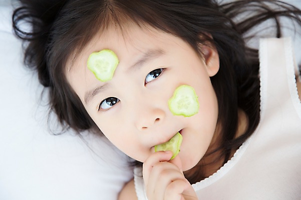 포토 JPG 스튜디오촬영 라이프스타일 여자 어린이라이프 어린이 모션 휴식 오이 실내 한명 미소 사람 동양인 소녀 상반신 앞모습 눕기 뷰티 유치원생 침실 한국인 침대 포근함 편안함 먹기 팩 오이팩 소녀한명만 국내포토 1 뷰포인트 가구 컨셉 채소 표정 인종 내부 생활 화장품 감각 여자한명만 소녀만 파일형식