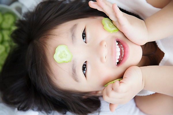 포토 JPG 스튜디오촬영 라이프스타일 여자 어린이라이프 어린이 모션 휴식 오이 실내 한명 미소 사람 동양인 손짓 소녀 상반신 앞모습 눕기 뷰티 유치원생 침실 한국인 포근함 편안함 팩 오이팩 소녀한명만 국내포토 1 뷰포인트 컨셉 채소 표정 인종 내부 생활 화장품 감각 여자한명만 소녀만 파일형식