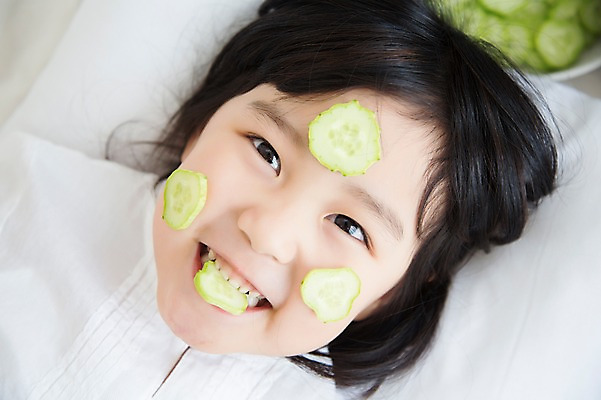 포토 JPG 스튜디오촬영 라이프스타일 여자 어린이라이프 어린이 모션 휴식 오이 실내 한명 미소 사람 동양인 소녀 상반신 앞모습 눕기 뷰티 유치원생 침실 한국인 침대 포근함 편안함 먹기 오이팩 소녀한명만 국내포토 1 뷰포인트 가구 컨셉 채소 표정 인종 내부 생활 감각 팩 여자한명만 소녀만 파일형식