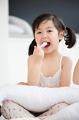 포토 JPG 스튜디오촬영 라이프스타일 여자 어린이라이프 어린이 베개 모션 휴식 아이스크림 실내 한명 미소 들기 사람 앉기 동양인 소녀 상반신 앞모습 숟가락 유치원생 침실 한국인 침대 포근함 편안함 먹기 소녀한명만 국내포토 1 뷰포인트 가구 컨셉 침구 디저트 수저 표정 인종 내부 생활 감각 여자한명만 소녀만 파일형식