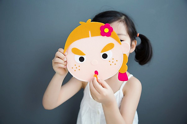 포토 JPG 스튜디오촬영 라이프스타일 여자 어린이라이프 어린이 모션 놀이 실내 가면 한명 서기 들기 사람 동양인 소녀 상반신 앞모습 귀여움 유치원생 한국인 가림 즐거움 소녀한명만 국내포토 1 감정 뷰포인트 컨셉 인종 내부 생활 여자한명만 소녀만 파일형식