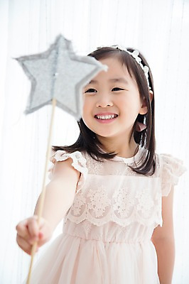 포토 JPG 스튜디오촬영 라이프스타일 여자 어린이라이프 별 어린이 모션 놀이 요정 실내 한명 서기 미소 들기 사람 동양인 소녀 상반신 앞모습 귀여움 유치원생 한국인 즐거움 요술봉 공주님 소녀한명만 국내포토 자연요소 1 감정 뷰포인트 컨셉 표정 인종 내부 생활 여자한명만 소녀만 파일형식
