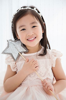 포토 JPG 스튜디오촬영 라이프스타일 여자 어린이라이프 어린이 모션 놀이 요정 실내 한명 서기 미소 들기 사람 동양인 소녀 상반신 앞모습 귀여움 유치원생 한국인 즐거움 요술봉 공주님 소녀한명만 국내포토 1 감정 뷰포인트 컨셉 표정 인종 내부 생활 여자한명만 소녀만 파일형식