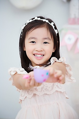 포토 JPG 스튜디오촬영 라이프스타일 여자 어린이라이프 어린이 모션 놀이 실내 한명 서기 미소 들기 사람 동양인 소녀 상반신 앞모습 장난감 귀여움 유치원생 한국인 즐거움 공주님 소녀한명만 국내포토 1 감정 뷰포인트 컨셉 표정 인종 내부 생활 여자한명만 소녀만 파일형식