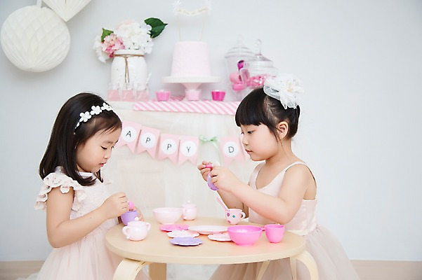 포토 JPG 스튜디오촬영 라이프스타일 드레스 여자 어린이라이프 어린이 모션 놀이 탁자 실내 사람 앉기 동양인 소녀 상반신 두명 옆모습 친구 장난감 파티 귀여움 유치원생 한국인 즐거움 소꿉놀이 공주님 특별함 여자만 어린이만 소녀만 국내포토 옷 감정 뷰포인트 가구 컨셉 관계 인종 이벤트 내부 생활 파일형식