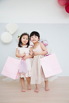 포토 JPG 스튜디오촬영 전신 라이프스타일 원피스 여자 어린이라이프 어린이 모션 놀이 실내 서기 미소 사람 동양인 소녀 두명 앞모습 친구 쇼핑 쇼핑백 팔짱 귀여움 유치원생 한국인 즐거움 여자만 어린이만 소녀만 국내포토 옷 감정 뷰포인트 컨셉 가방 관계 표정 인종 내부 생활 파일형식