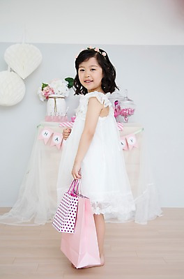 포토 JPG 스튜디오촬영 전신 라이프스타일 원피스 여자 어린이라이프 어린이 모션 놀이 실내 한명 서기 미소 들기 사람 동양인 소녀 뒷모습 쇼핑 쇼핑백 귀여움 유치원생 한국인 뒤돌아보기 즐거움 소녀한명만 국내포토 1 옷 감정 뷰포인트 컨셉 가방 표정 인종 내부 생활 여자한명만 소녀만 파일형식