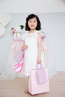 포토 JPG 스튜디오촬영 전신 라이프스타일 여자 어린이라이프 어린이 모션 놀이 실내 한명 서기 미소 들기 사람 동양인 소녀 앞모습 쇼핑 쇼핑백 귀여움 유치원생 한국인 즐거움 소녀한명만 국내포토 1 감정 뷰포인트 컨셉 가방 표정 인종 내부 생활 여자한명만 소녀만 파일형식